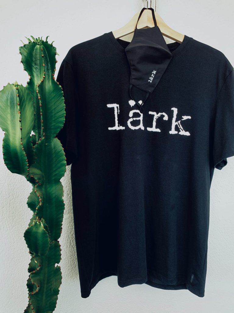 La camiseta y mascarilla de Lark
