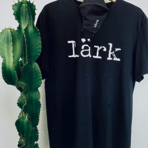 La camiseta y mascarilla de Lark
